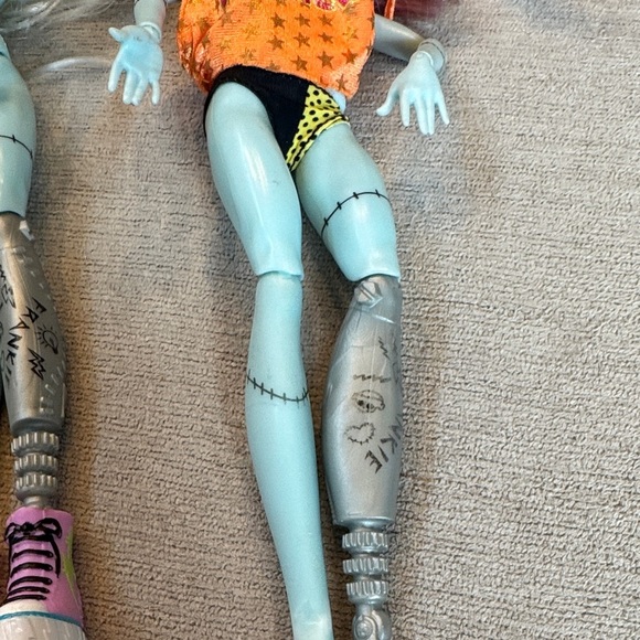 Monster High Dolls with Blue Skin and Multicolored Hair - Picture 7 of 8